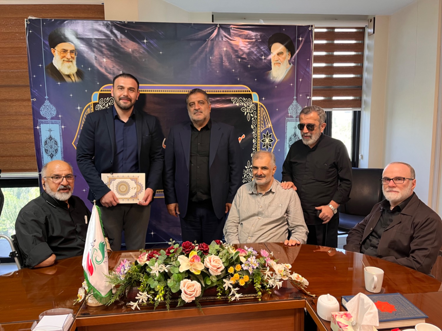 تقدیر و تشکر از مشاور حقوقی و کارشناس کمیسیون معاملات و امور قراردادها