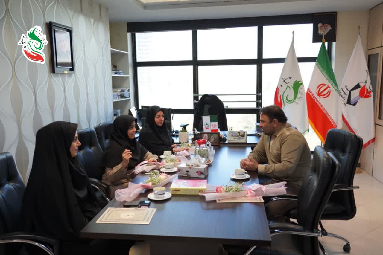 تقدیر حسین حسامی از بانوان شاغل ستاد مرکز موسسه‌ی فرهنگی، ورزشی و توانبخشی ایثار به مناسبت روز زن